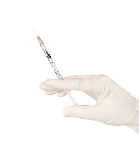 mužská ruka s lékařskou stříkačkou s inzulínem na cukrovku na bílém pozadí. ruka s injekční stříkačkou je izolovaná. - Fotografie, Obrázek
