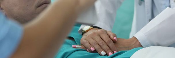 Infermiera mani che fa massaggio cardiaco all'uomo in clinica
 - Foto, immagini