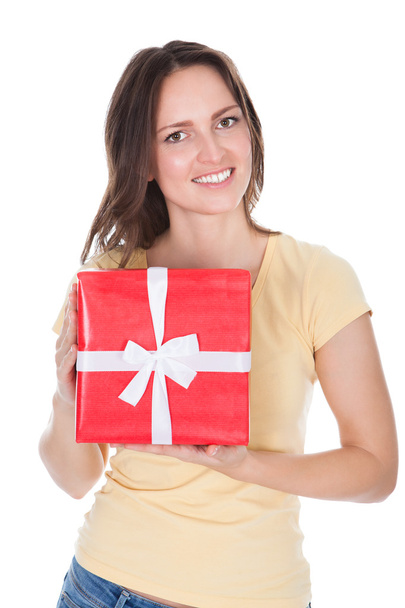 Smiling Woman Holding Gift Box - Foto, afbeelding