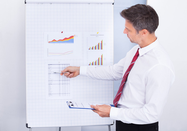 Businessman Analyzing Graph - Foto, afbeelding