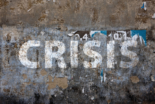 старый фасад со словом "кризис"
". - Фото, изображение