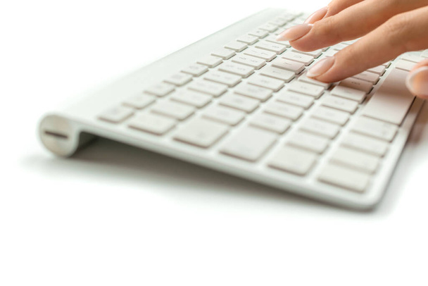 デスクトップの背景。ノートパソコンを使う女性。女性のオンライン作業女性。デスクトップオフィスコンピュータのキーボードを手入力します。チャット、ソーシャルネットワークの概念. - 写真・画像