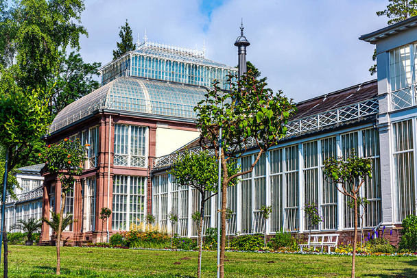 Kassel, Alemania- el Invernadero en las inmediaciones del Palacio Wilhelmshoehe en Castle Park. Hoy en día se utiliza como un gabinete de astronomía y física
. - Foto, imagen