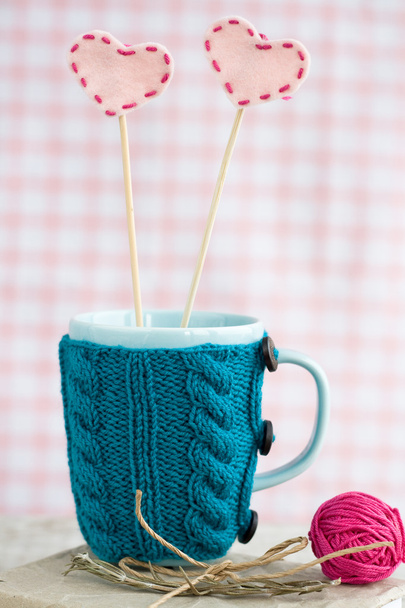 Голубая чашка в голубом свитере с войлочными сердцами
 - Фото, изображение