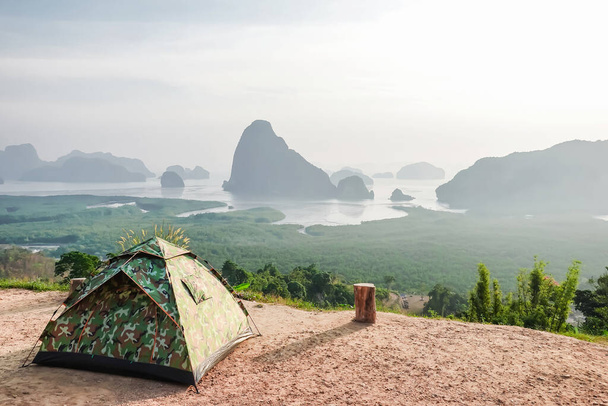 Tent Camping на високих горах з блакитним небом вранці в Samet nangshe, провінція Фан-Нга, Таїланд - Фото, зображення
