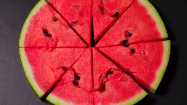 Šťavnaté kousky pizzy ve tvaru melounu na černém kamenném stole - Záběry, video