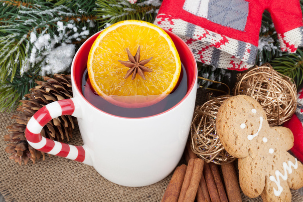 Χριστούγεννα ζεστό κρασί με το δέντρο έλατου, άρτος αρωματισμένος με τζίντζερ και διακόσμηση - Φωτογραφία, εικόνα
