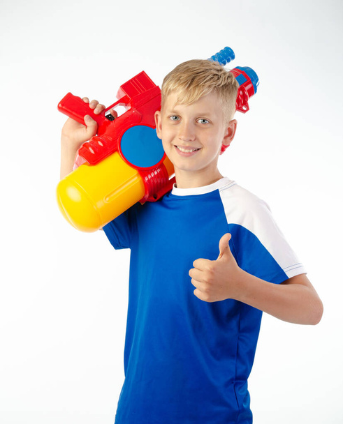 хлопчик з водяним пістолетом на білому тлі
 - Фото, зображення