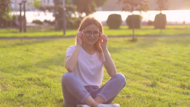 Portrait of woman with with glasses on summer day in the park - Séquence, vidéo