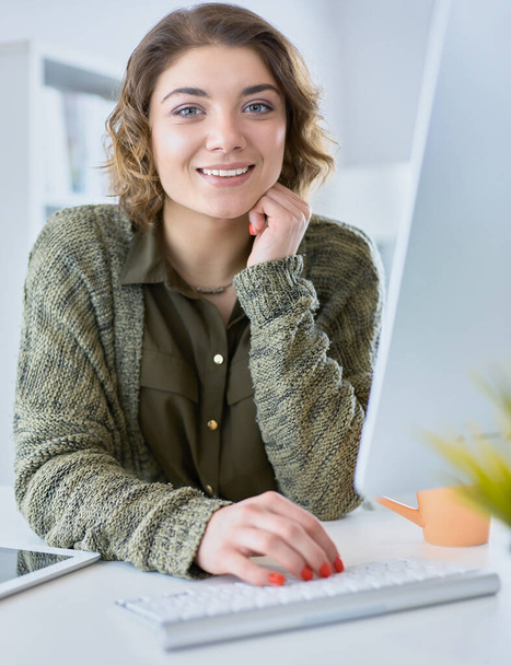 Young woman looking in laptop display watching training course - Фото, изображение