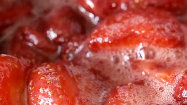 Erdbeermarmelade im eigenen Saft wird in einer offenen Schüssel gekocht Nahaufnahme Makro-Video-Zoom und Kamerabewegung gelten Lebensmittel Hintergrund - Filmmaterial, Video