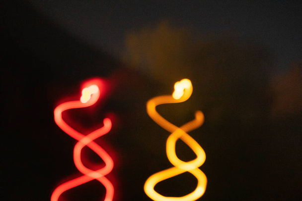  Gecenin karanlığında odağını kaybetmiş ışıklar. Renkli süsler. Bulanık ışıklar - Fotoğraf, Görsel