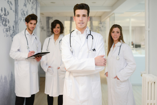 Ryhmä terveydenhuollon työntekijöiden muotokuva sairaalassa
 - Valokuva, kuva