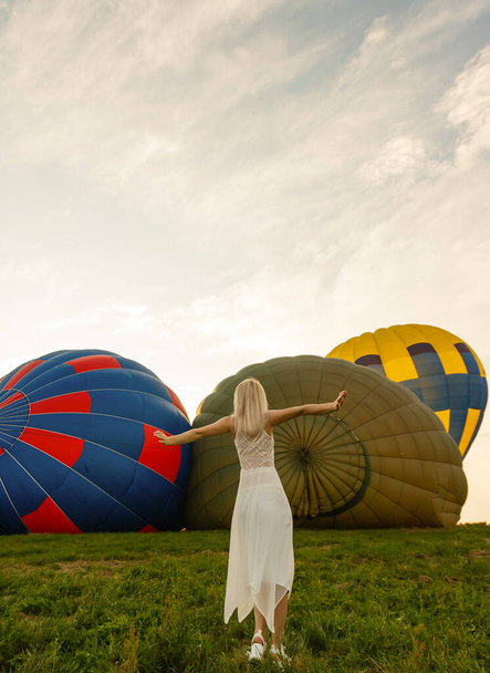 Vista incrível com mulher e balão de ar. Imagem artística. Mundo da beleza. O sentimento de total liberdade - Foto, Imagem