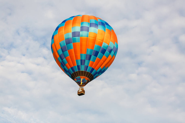 Bunte Heißluftballons im Flug - Foto, Bild