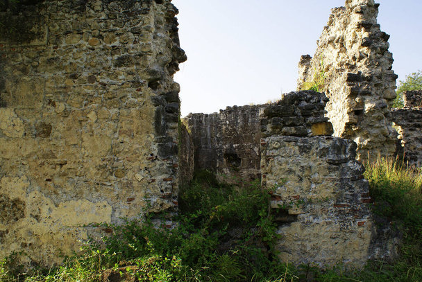 Starověké zříceniny zříceniny hradu, středověká budova, pohled. - Fotografie, Obrázek