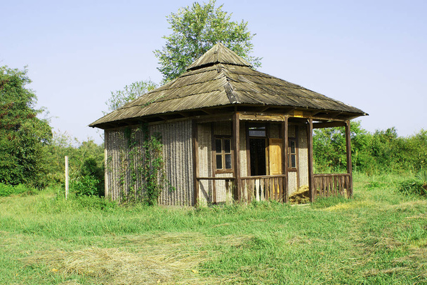 Cabaña en el bosque, una casa situada fuera de la ciudad, vista
. - Foto, imagen