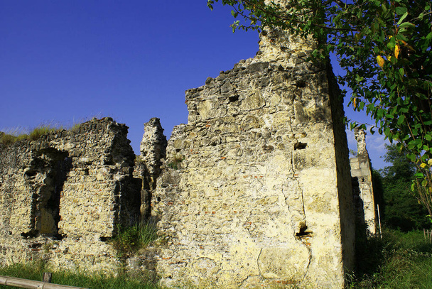 Harabe bir şatonun antik kalıntıları, ortaçağ binası, manzara. - Fotoğraf, Görsel
