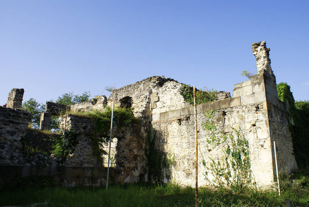 Древние руины разрушенного замка, средневековое здание, вид
. - Фото, изображение