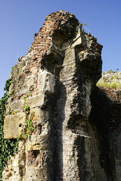 Ősi romok egy romos vár, középkori épület, kilátás. - Fotó, kép