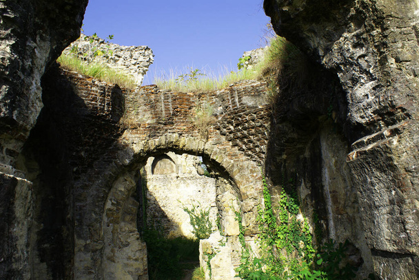 Αρχαία ερείπια ενός ερειπωμένου κάστρου, μεσαιωνικό κτίριο, θέα. - Φωτογραφία, εικόνα