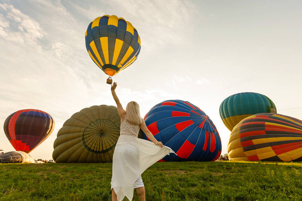 Kadın ve hava balonuyla harika bir manzara. Sanatsal resim. Güzellik dünyası. Tamamen özgürlük hissi. - Fotoğraf, Görsel