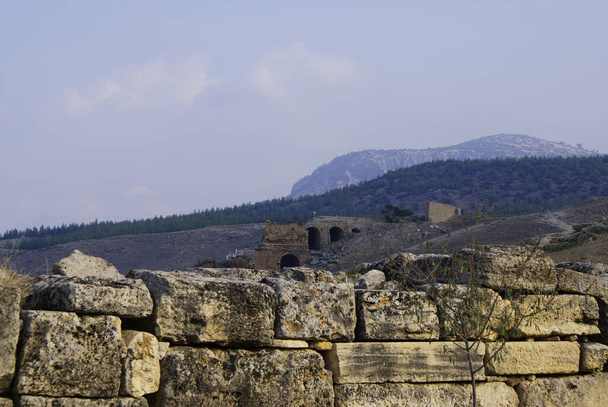 Стародавні руїни зруйнованого замку, середньовічна будівля, вид
. - Фото, зображення