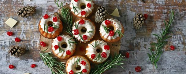 Szilveszteri és karácsonyi sütik. Karácsonyi élelmiszer dekoráció. - Fotó, kép