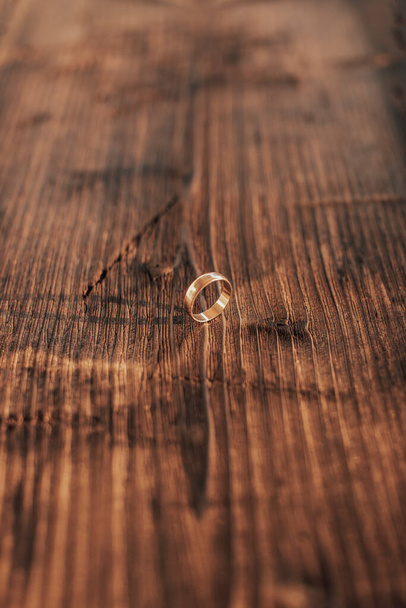 Anéis de casamento em um fundo de madeira escura. Imagem de alta resultado
. - Foto, Imagem