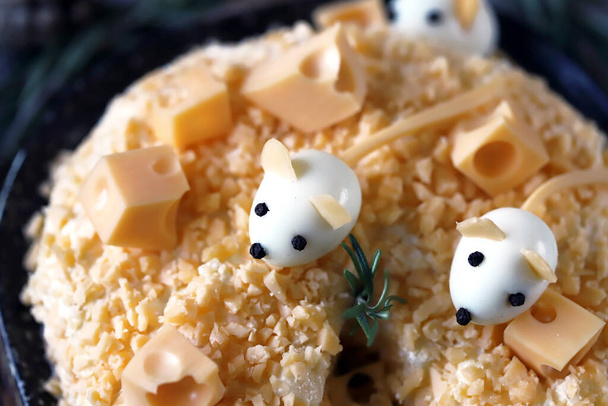 Egérsaláta sajttal, ananásszal és sajttal. Tojásegér formájú dekorációk. - Fotó, kép