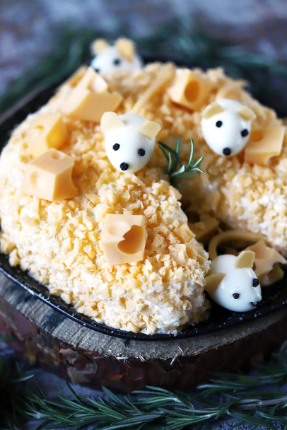 Salada de rato em queijo com abacaxi e queijo. Decorações na forma de ratos de ovo
. - Foto, Imagem