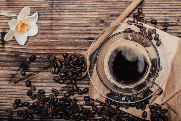 Tazza di caffè e chicchi di caffè su vecchio sfondo in legno rustico. Vista dall'alto con spazio per la copia del testo. Immagine ad alta ripresa. - Foto, immagini