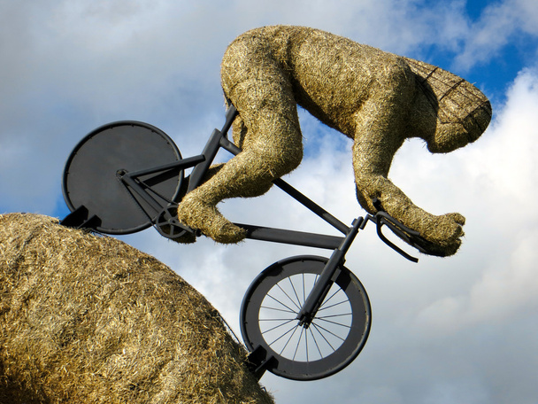 Escultura de paja ciclista olímpico
 - Foto, Imagen