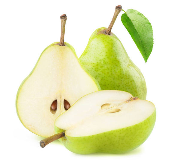 Pere verdi isolate. Un frutto intero di pera e un taglio a metà isolato su fondo bianco - Foto, immagini