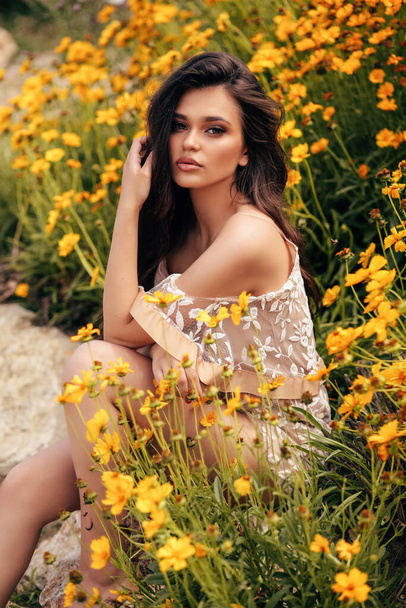 fashion photo of beautiful woman with dark hair in elegant beach clothes relaxing on the summer beach - Foto, afbeelding