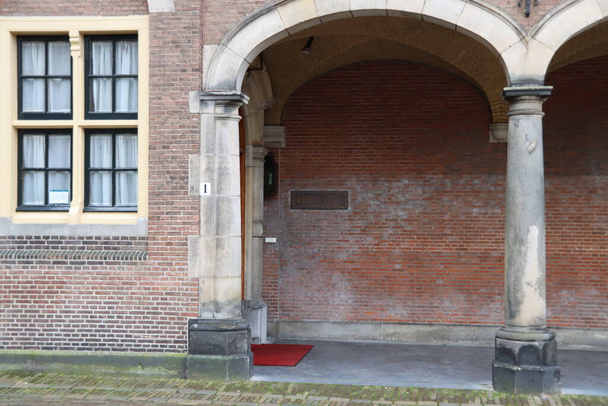 Wejście i podpis Sądu Najwyższego Raad van State w centrum rządowym Binnenhof w Hadze  - Zdjęcie, obraz