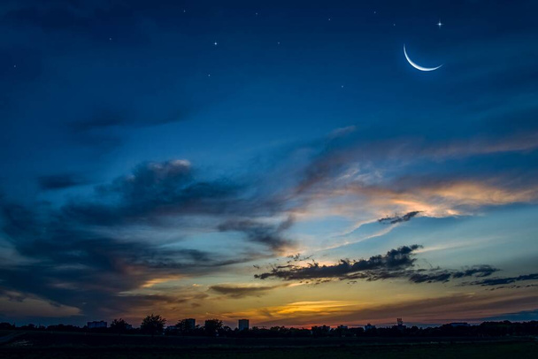 新しい月だ。祈りの時間だ。寛大なラマダーン。雲と新しい月の夕日。自然界の静けさは - 写真・画像