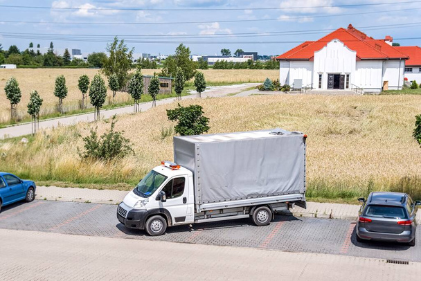 teherautó áruk szállítására a városban - Fotó, kép