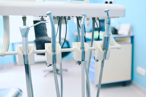 Equipamentos odontológicos profissionais diferentes, instrumentos e ferramentas em um consultório de estomatologia odontológica clínica
. - Foto, Imagem