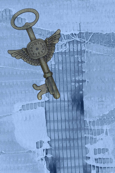 Mavi grunge kumaşının üzerinde kanatlı iskelet anahtarı olan klasik bronz saat parçası - Fotoğraf, Görsel