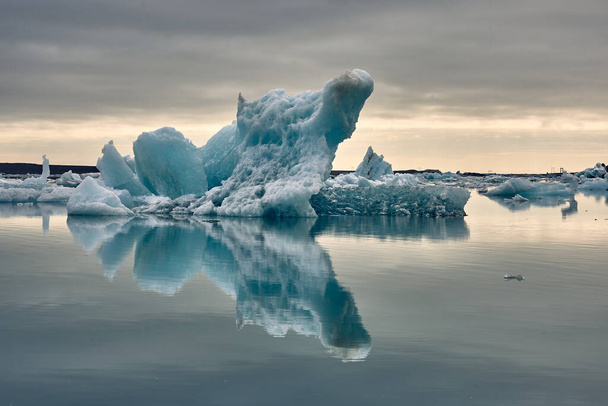 Jkulsrln et est le plus grand des lacs proglaciaires du pays. La lagune est située sur la côte sud entre Hfn et Vatnajkull Park - Photo, image