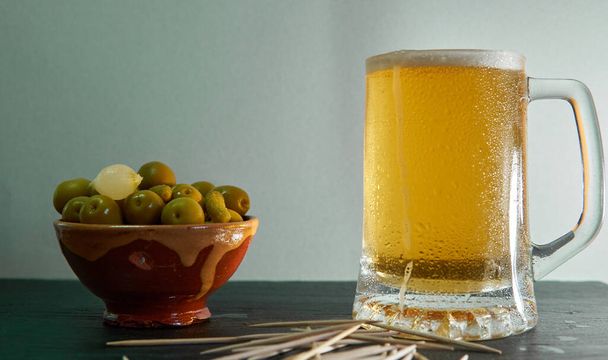 Tasse à bière noire aux olives - Photo, image
