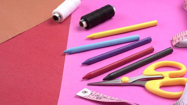 šicí nástroje a příslušenství pro jehlové práce na růžovém pozadí - Fotografie, Obrázek