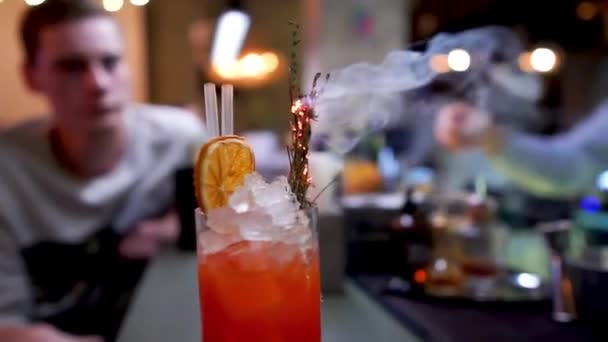 The barman prepares a cocktail and sets it on fire - Materiaali, video