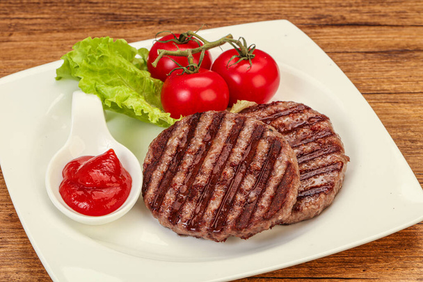 Costeleta de hambúrguer grelhada com molho de tomate - Foto, Imagem