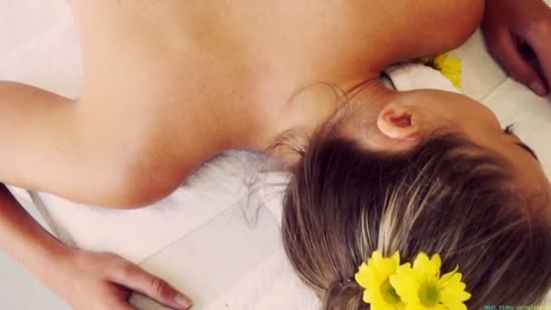 Nő kap vissza masszázs spa által masszázs terapeuta. - Felvétel, videó