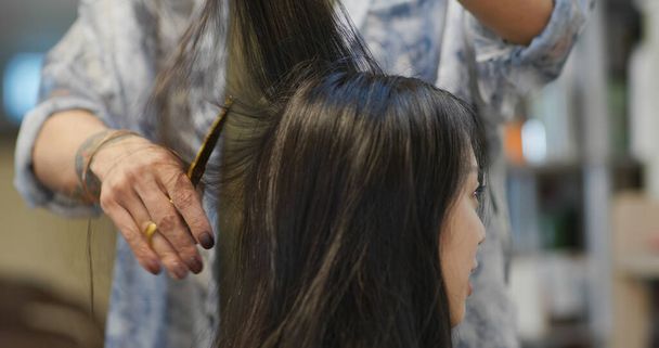 Mujer con corte de pelo en el salón - Foto, imagen