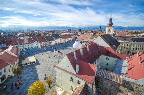 Küçük Meydanı (Piata Mica) olan Konsey Kulesi 'nden (Piata Mica) Romanya' nın Sibiu kentinin hava manzarası ve Aşağı kasabaya giden rampa, Evanghelical Lutheran Katedrali ise ufuk çizgisine hakim durumda.. - Fotoğraf, Görsel