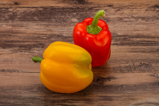 Dvě zralé sladké bulharské papriky - Fotografie, Obrázek