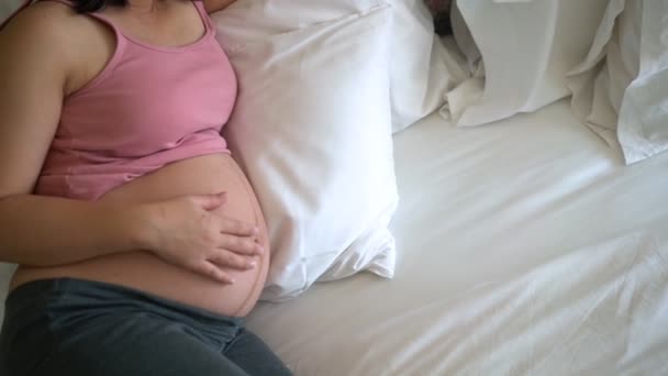 Mujer embarazada feliz y esperando un bebé en casa. - Metraje, vídeo